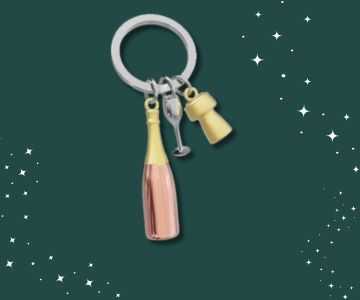 Schlüsselanhänger auf grünem Hintergrund