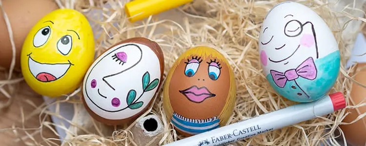 Eier bemalt mit bunten Gesichtern