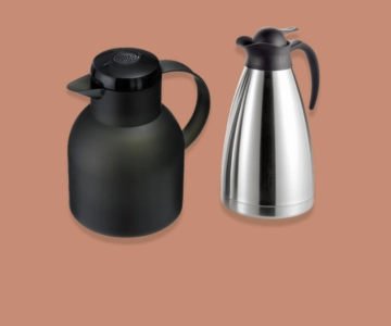 Isolierkannen auf braunem Hintergrund.