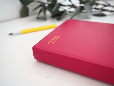 Nahaufnahme des Change Journals von Leuchtturm1917. Im Hintergrund liegt ein Drehgriffel von Leuchtturm1917.