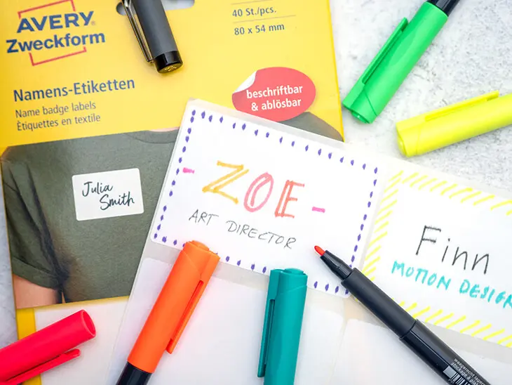 Selbstklebende Namensetiketten von Avery Zweckform wurden mit bunten Markern kreativ gestaltet. Foto: Johanna Rundel