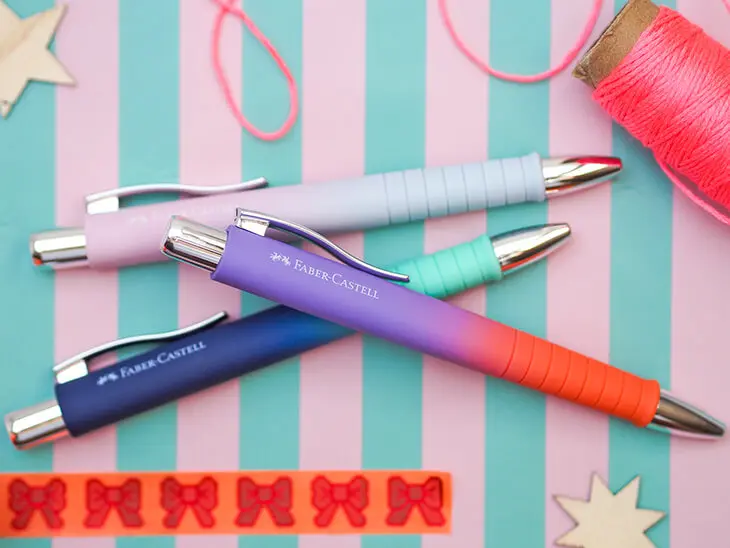 Kugelschreiber mit Farbverlauf von Faber-Castell auf Geschenkpapier. Foto: Johanna Rundel