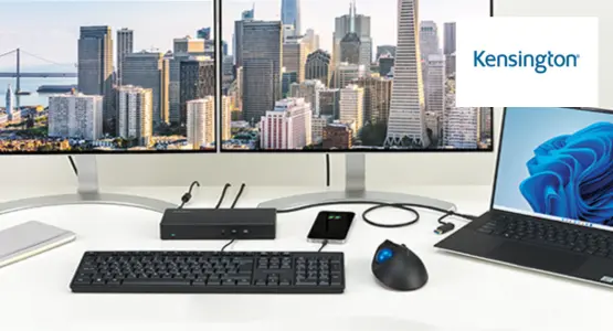 Tastatur, Maus und Laptop der Marke Kensington auf einem Schreibtisch mit Blick auf Skyline