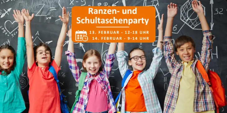 Kinder vor einer Schultafel strecken lachend due Hände in die Luft