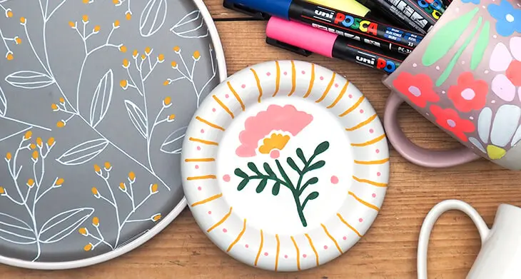 Keramikteile, die mit Markern von POSCA mit bunten Blumen bemalt wurden. Foto: Johanna Rundel