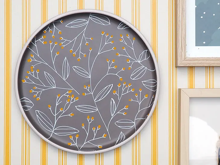 Ein Wandteller mit Blumendekor das mit POSCA-Marker aufgemalt wurde. Foto: Johanna Rundel