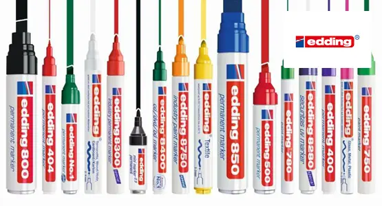 Nebeneinander ordentlich aufgereiht liegen viele bunte Marker von edding, rechts oben ist das Logo von edding abgebildet.