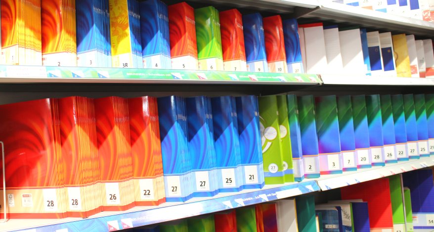 Blick in die Schulbedarfs-Abteilung bei Wall am Markt in Kirchheim unter Teck.