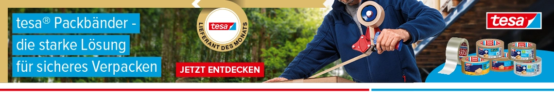 Ein Mann klebt ein Paket zu.