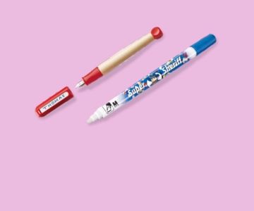 Füller und Tintenkiller vor pinkem Hintergrund.