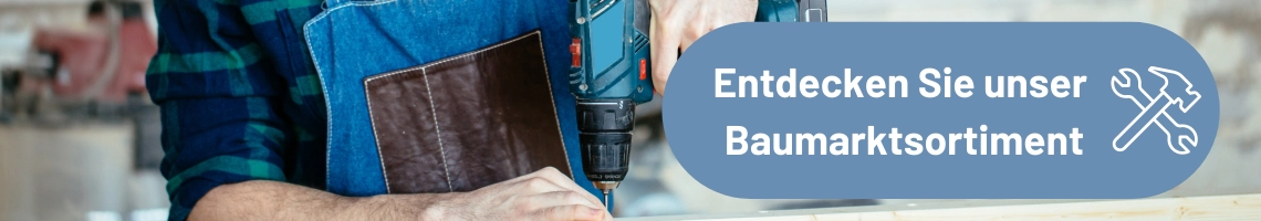 Ein Mann bohrt in eine Brett