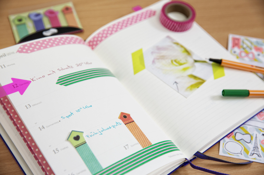 Eine Doppelseite eines Notizbuchs von Leuchtturm1917 ist mit buntem Maskingtape verziert.