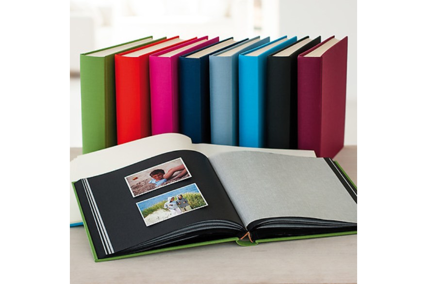 Fotoalben von Semikolon in diversen Farben.