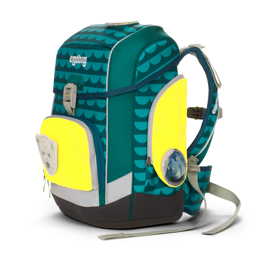 Ein türkiser Schulranzen der Marke ergobag mit gelben Reflektoren vorne und an der Seite sowie Kletties ist von der Seite zu sehen.