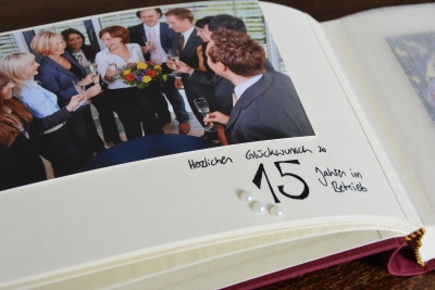 Fotoalbum Seite mit der Überschrift Herzlichen Glückwunsch zu 15 Jahren im Betrieb und Foto