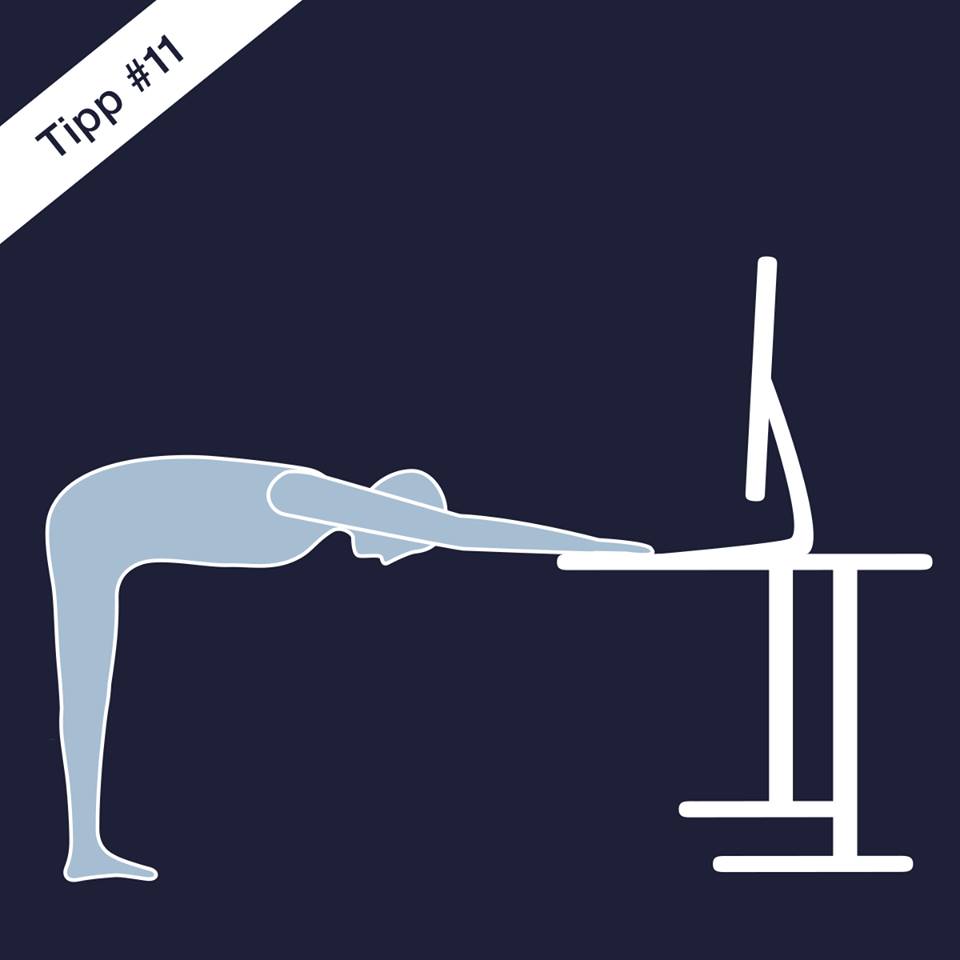 Skizze zeigt eine Person, die im Abstand vor einem Schreibtisch steht, sich im rechten Winkel nach vorne beugt und die Arme ausstreckt und auf dem Schreibtisch ablegt.