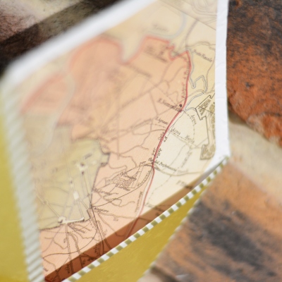 Nahaufnahme eines Stadtplans, der zu einem Briefumschlag verarbeitet wurde.