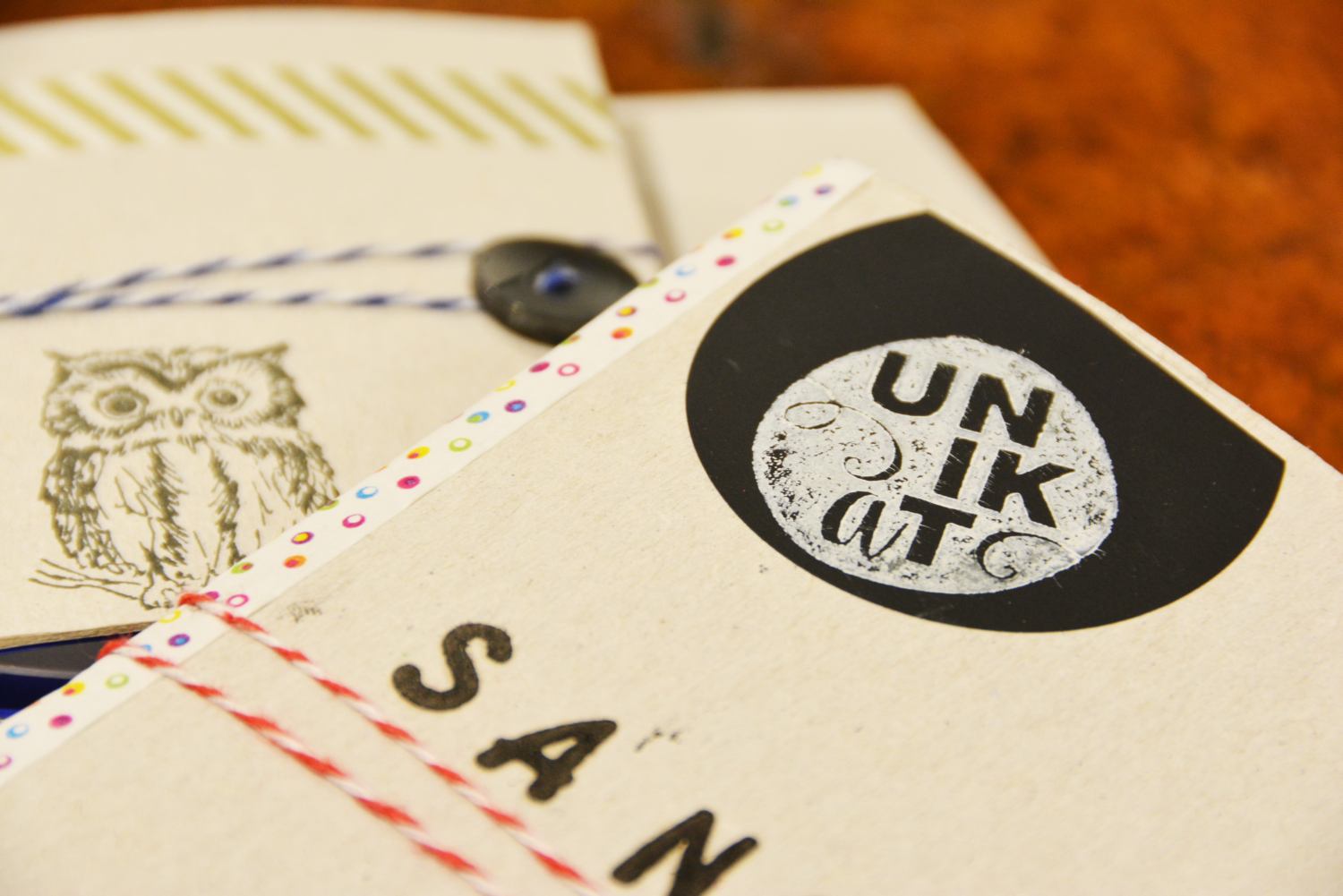 Auf einem Notzibuch aus Karton ist ein Stempel aufgebracht.