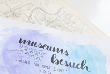 Selbstgestalteter Gutschein für einen Museumsbesuch im Brush Lettering Style.