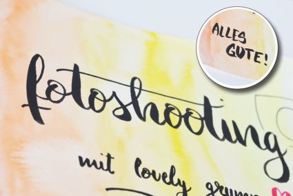 Nahaufnahme eines Brush Letterings mit dem Text "Fotoshooting" und einem Einklinker mit Text "Alles Gute".