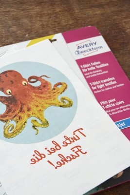Eine T-Shirt Folie der Marke Avery-Zweckform mit einem Oktopus für den Jutebeutel.