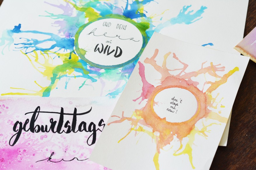 Mit Pustetechnik und Wasserfarben gestaltete Karten.