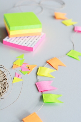 Kleine Wimpelkette aus Haftnotizen und Paketkordel