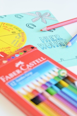 Verpackung von Faber-Castell Buntstiften, bemalte Pappe und zwei Buntstifte