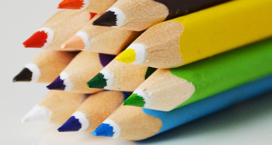 Nahaufnahme von Spitzen gestapelter Buntstifte