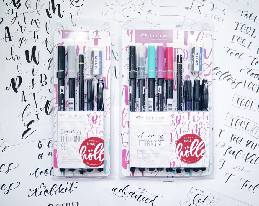 Zwei Tombow Handlettering-Sets (Beginner & Advanced) auf kalligrafischem Hintergrund.