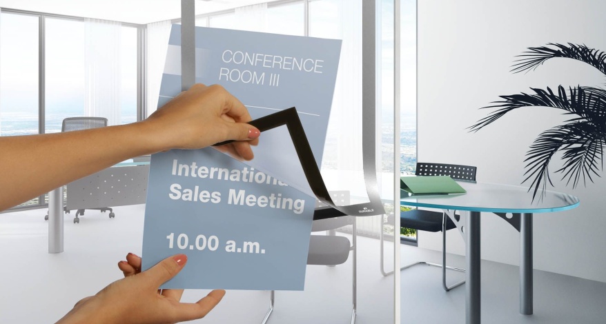 Person wechselt Türschild „International Sales Meeting“ im Konferenzraum.