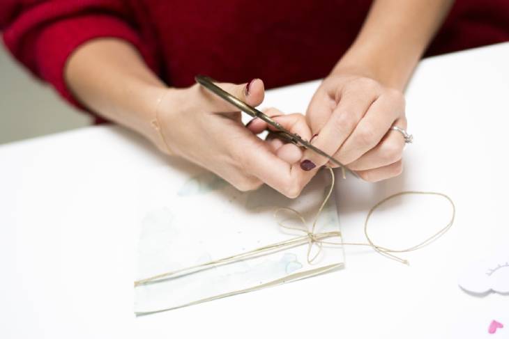 Schnur wird über der Karte zusammengeknotet