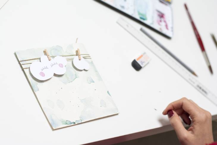 Fertige DIY-Karte mit gemalten Wolken