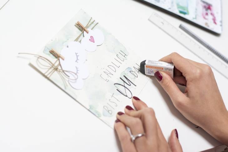 Schrift auf DIY-Karte wird mit Radiergummi korrigiert