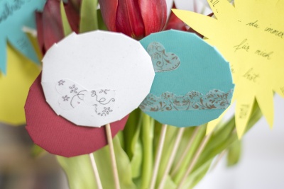 Detail: Papierelemente mit Herzmotiv im Tulpenstrauß arrangiert