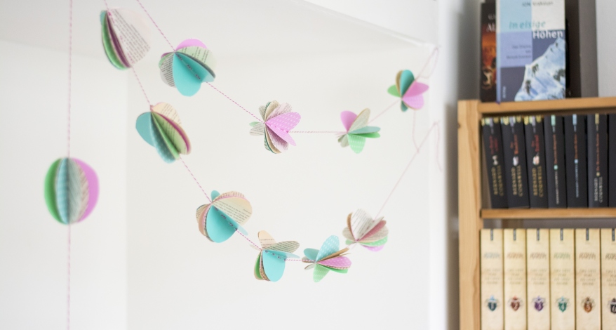 Bunte gebastelte Papiergirlande mit Kreisen hängt dekorativ im Raum