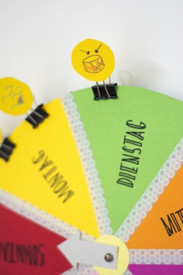 Closeup vom gebastelten Wochenplan mit den Tagen Montag, Dienstag.