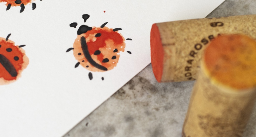 Gestempelte Marienkäfer mit Weinkorken.