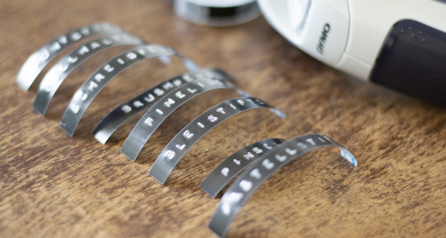 Geprägte Etiketten von Dymo für Stiftehalter aus recycelten Dosen.