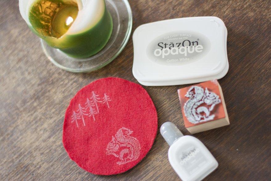 Roter Filz mit Eichhörnchen-Stempel und Stempelkissen in Weiß