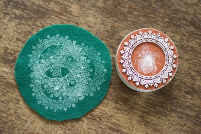 Grüner runder Filz mit detailreichem, weißem Mandala-Stempel