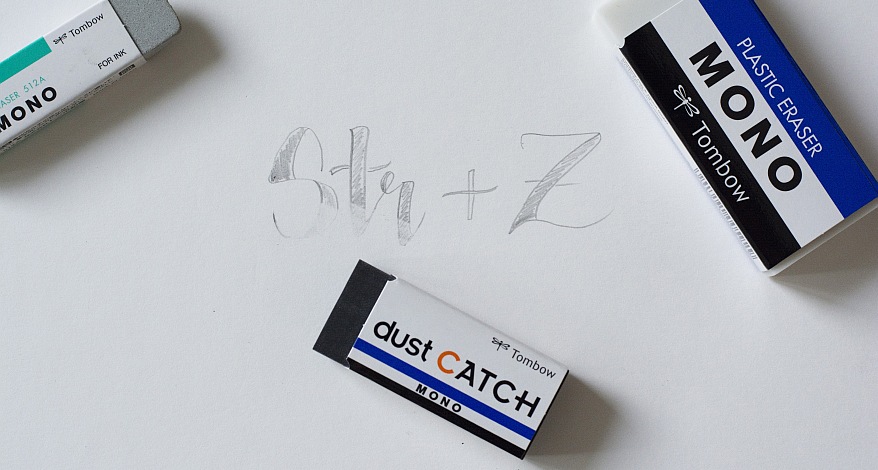 Auf einem Blatt Papier liegen 3 Radiergummis der Marke Tombow. Auf dem Papier steht mit Bleistift gelettert die Tastenkombination Str + Z, dies ist ein wenig mit dem Radiergummi wegradiert.