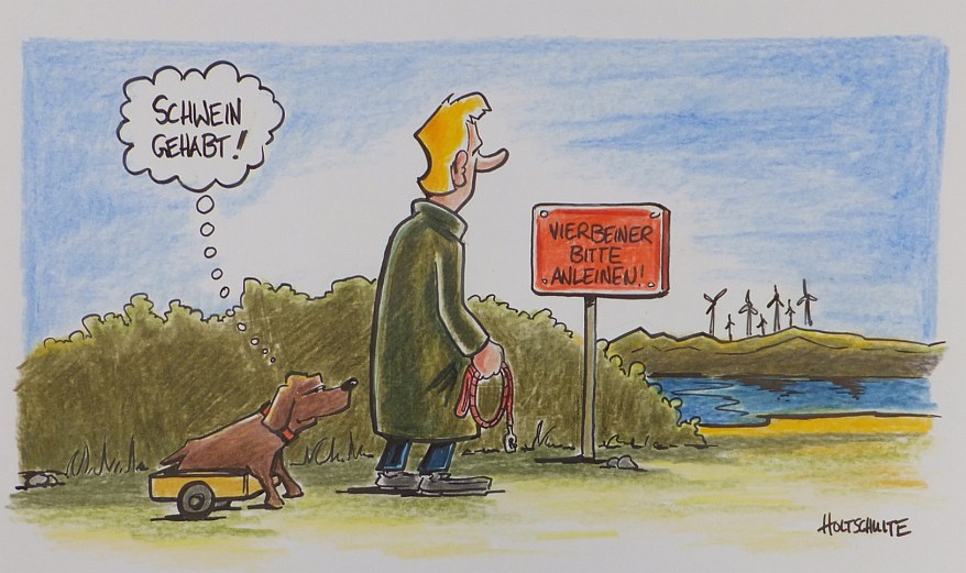 Bild des Cartoonzeichners Michael Holtschulte. Auf dem Bild ist ein Mann zu sehen, der mit seinem Hind an einem See spazieren geht, der Hund sitzt in einer kleinen Karre, weil er keine Hinterbeine mehr hat. Vor dem See steht ein Schild "Vierbeiner bitte anleinen" und man sieht den denken "Schwein gehabt!"