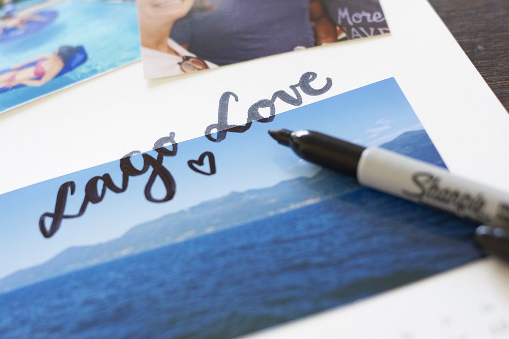 Close-up eines selbstgestalteten Fotokalenders von Heye. Ein Foto wurde mit einem Marker mit den Worten "Lago Love" belettert.