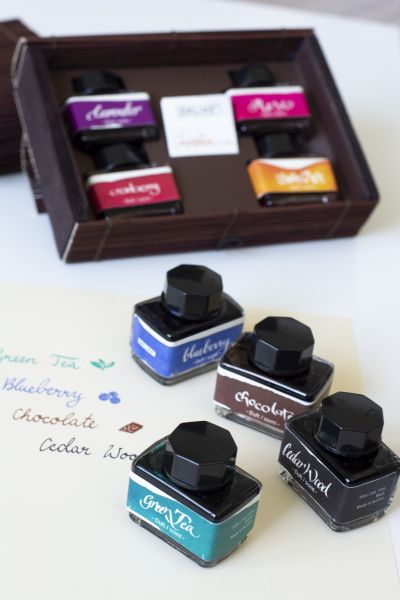 Verschiedene Dufttinten wie „Lavender“ und „Green Tea“ in Geschenkbox.