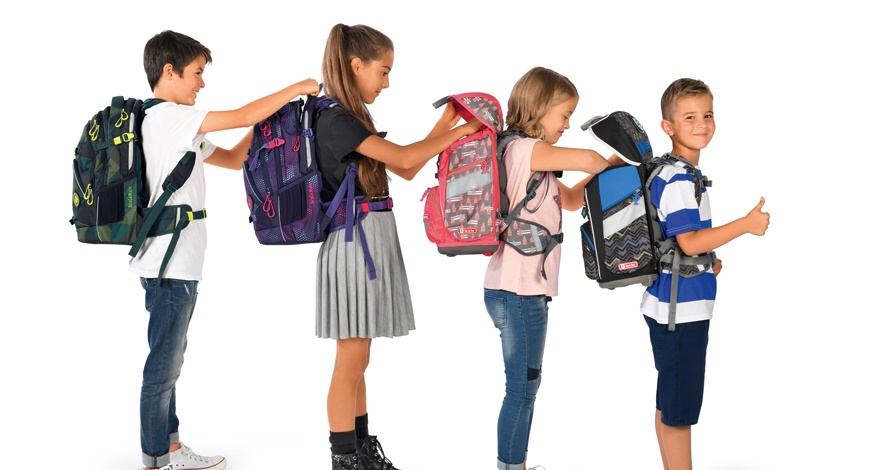 4 Kinder unterschiedlicher Größer stehen seitlich nebeneinander in einer Reihe. Jedes Kind hat einen Step by Step Schulranzen auf dem Rücken und das jeweilige hintere Kind passt den Schulranzen des Kindes davor seiner Größe an.