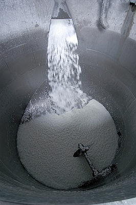 In einem Pulper werden Zutaten für Büttenpapier vermengt.