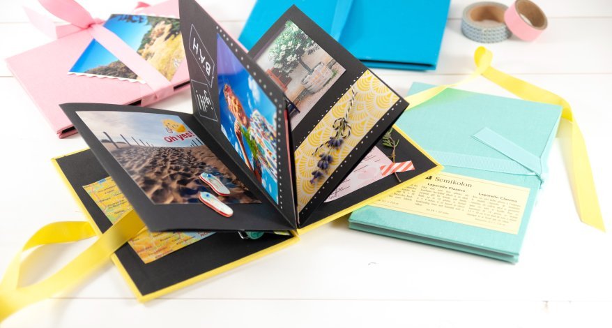 Aufgeklapptes Leporello-Fotoalbum von Semikolon mit Urlaubsbildern.