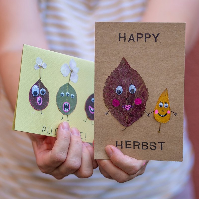 Zwei gebastelte Grußkarten mit Blättern und Wackelaugen