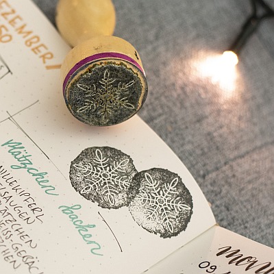 Nahaufnahme vom Schneeflocken-Stempel auf Journalseite